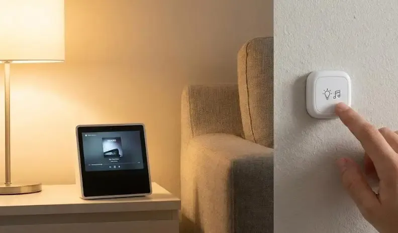 Botón inteligente Flic pegado en una pared junto a un sofá para controlar luces y música