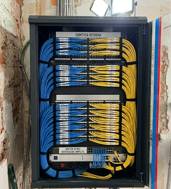 Reforma en 2026? Aprende exactamente qué cables instalar para domótica futura-proof. Incluye planos reales y lista de materiales.