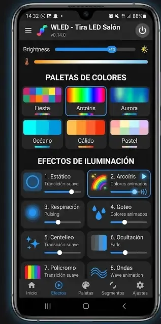 Captura de pantalla en un móvil mostrando la moderna y colorida interfaz de la aplicación WLED, con opciones de paletas de colores y lista de efectos de iluminación inteligente.