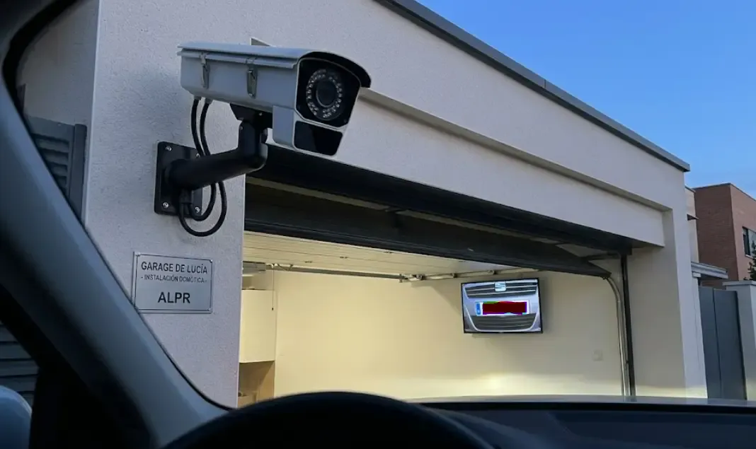 Montaje real de cámara ALPR en garaje de Lucía - instalación domótica