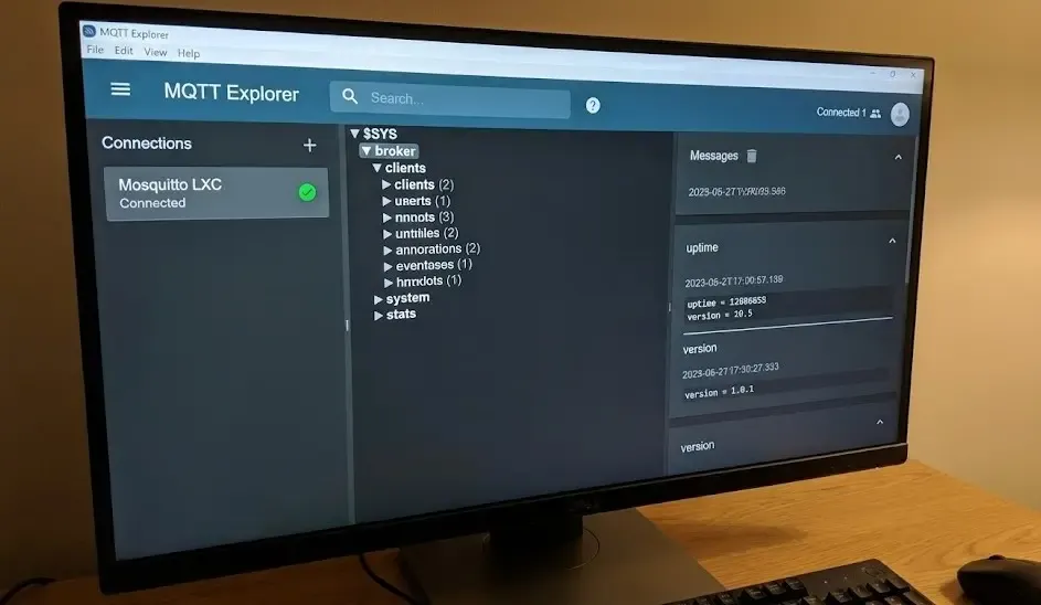Interfaz del software MQTT Explorer mostrando una conexión exitosa al broker Mosquitto y el árbol de temas del sistema.