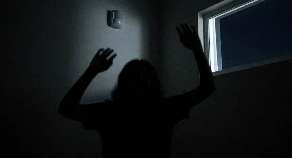 Persona agitando los brazos a oscuras porque el sensor de movimiento falló