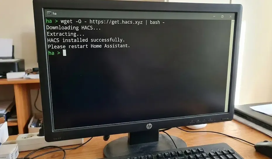 Captura de pantalla de la terminal de Home Assistant ejecutando el comando de instalación de HACS