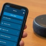 Primer plano de un altavoz inteligente Amazon Echo Dot sobre una mesa con el anillo de luz azul encendido, indicando que está escuchando un comando de voz o ejecutando una rutina de Alexa.