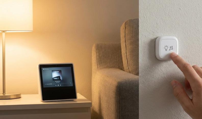 Botón inteligente Flic pegado en una pared junto a un sofá para controlar luces y música