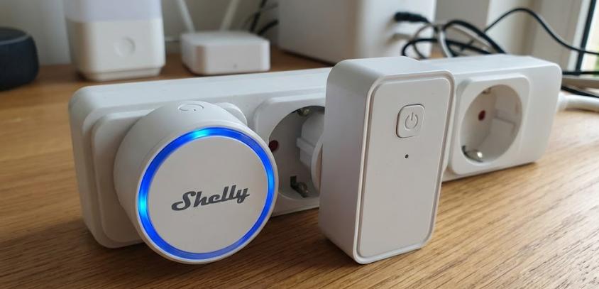 Comparativa de tamaño y diseño: Shelly Plug S frente a enchufe inteligente Tuya genérico