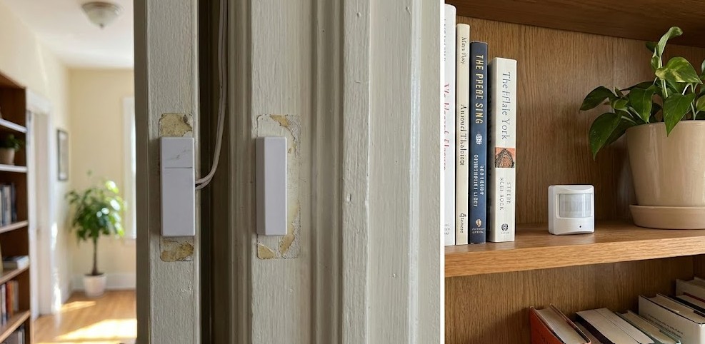 Imagen dividida mostrando la instalación de sensores domóticos: a la izquierda, un sensor de apertura magnético en el marco de una puerta; a la derecha, un sensor de movimiento pequeño sobre una estantería de madera.