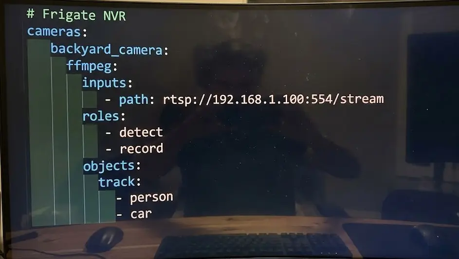 Captura de pantalla de código YAML para configurar cámaras en Frigate