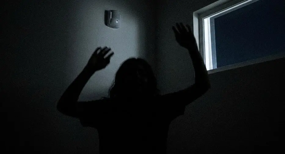 Persona agitando los brazos a oscuras porque el sensor de movimiento falló