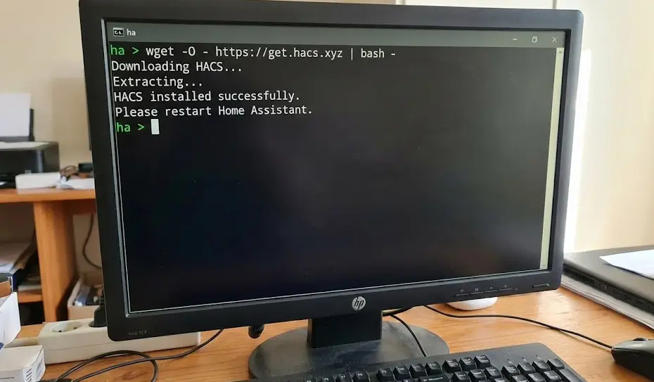 Captura de pantalla de la terminal de Home Assistant ejecutando el comando de instalación de HACS
